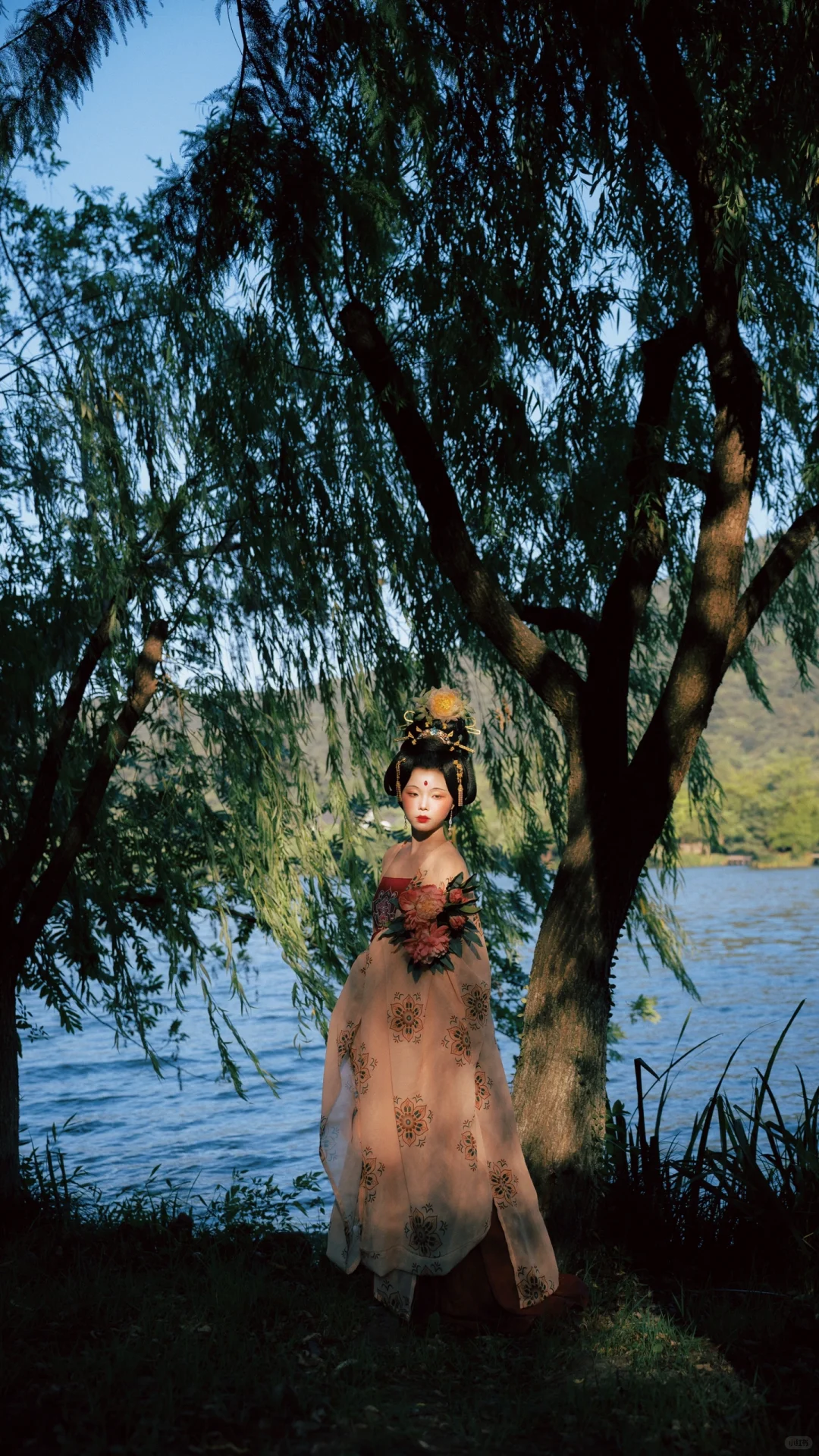 美人如是，媚眼如丝