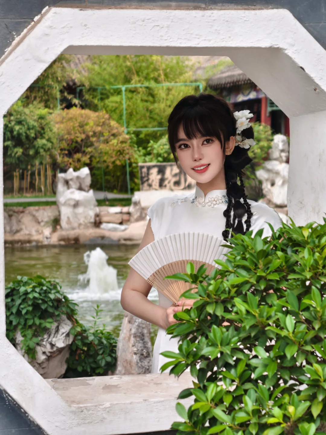 一袭白旗袍，廊间扇底皆成诗📜