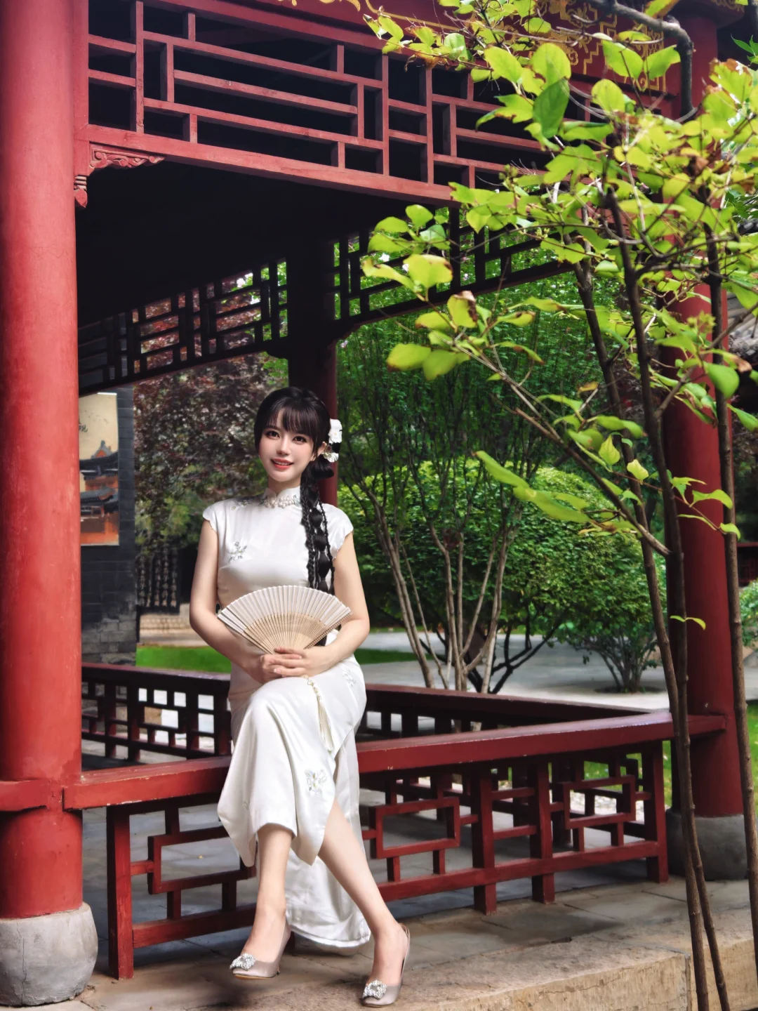 一袭白旗袍，廊间扇底皆成诗📜