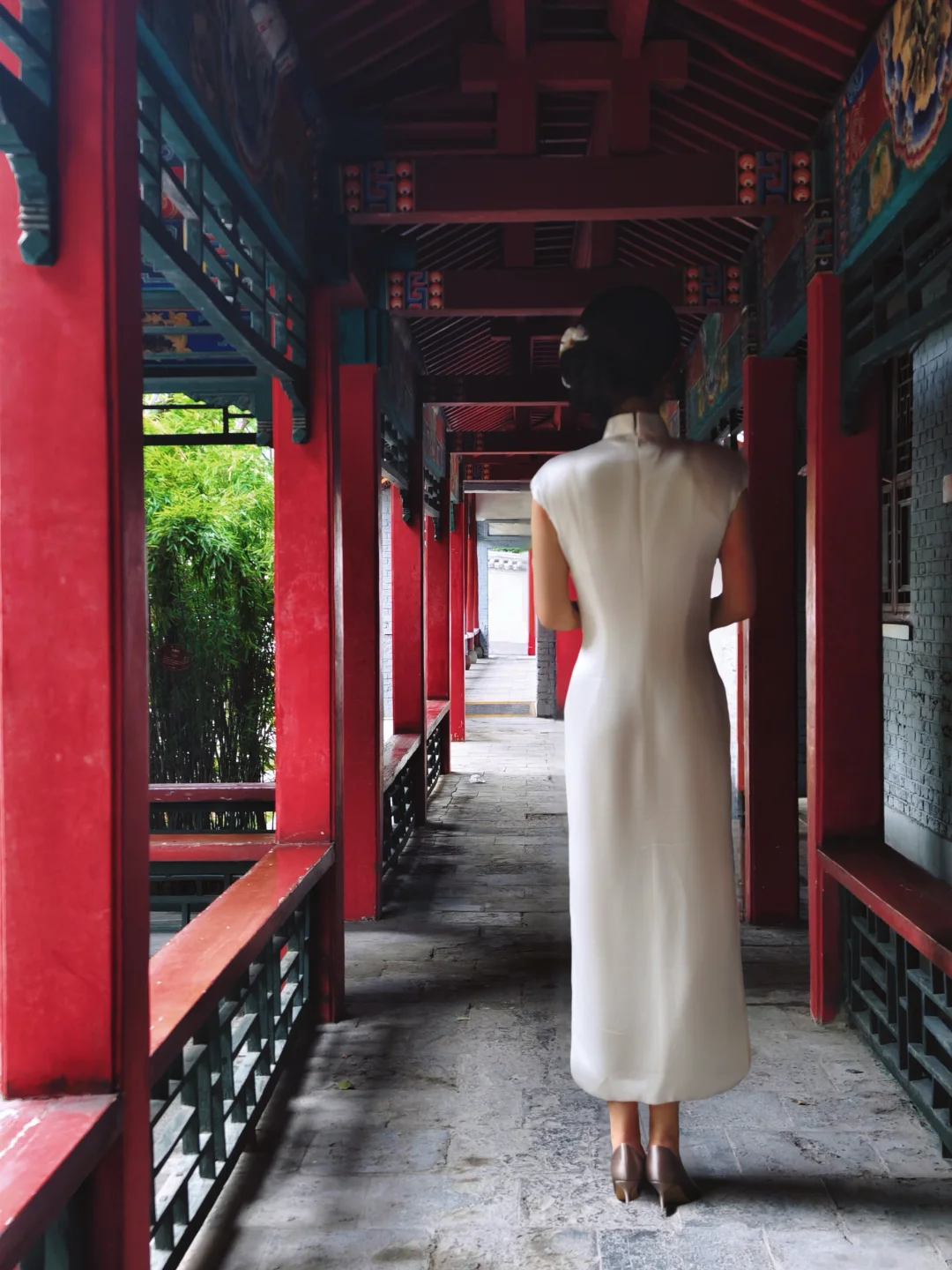 一袭白旗袍，廊间扇底皆成诗📜