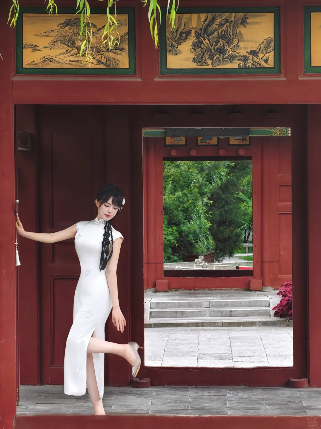 一袭白旗袍，廊间扇底皆成诗📜