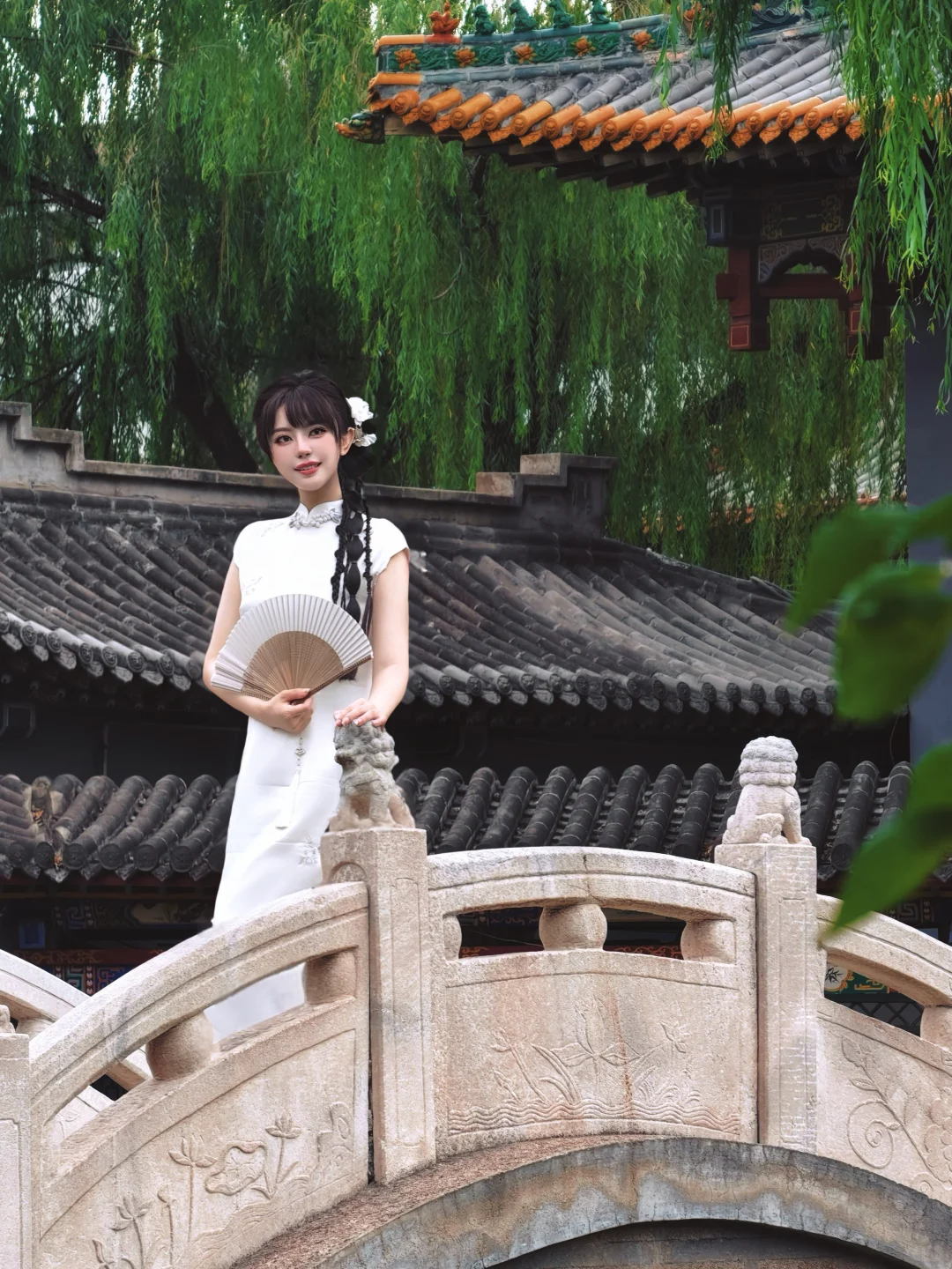 一袭白旗袍，廊间扇底皆成诗📜