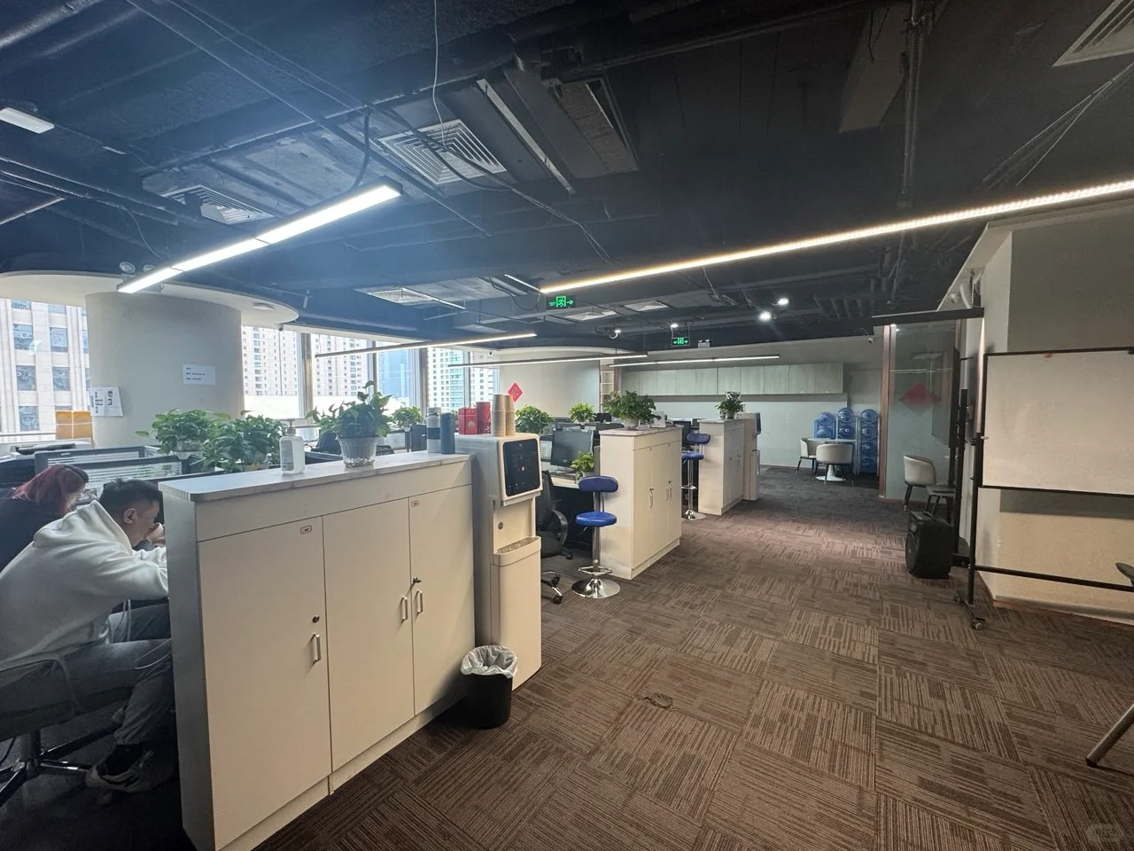🏢财富中心办公室出租，地段优越！