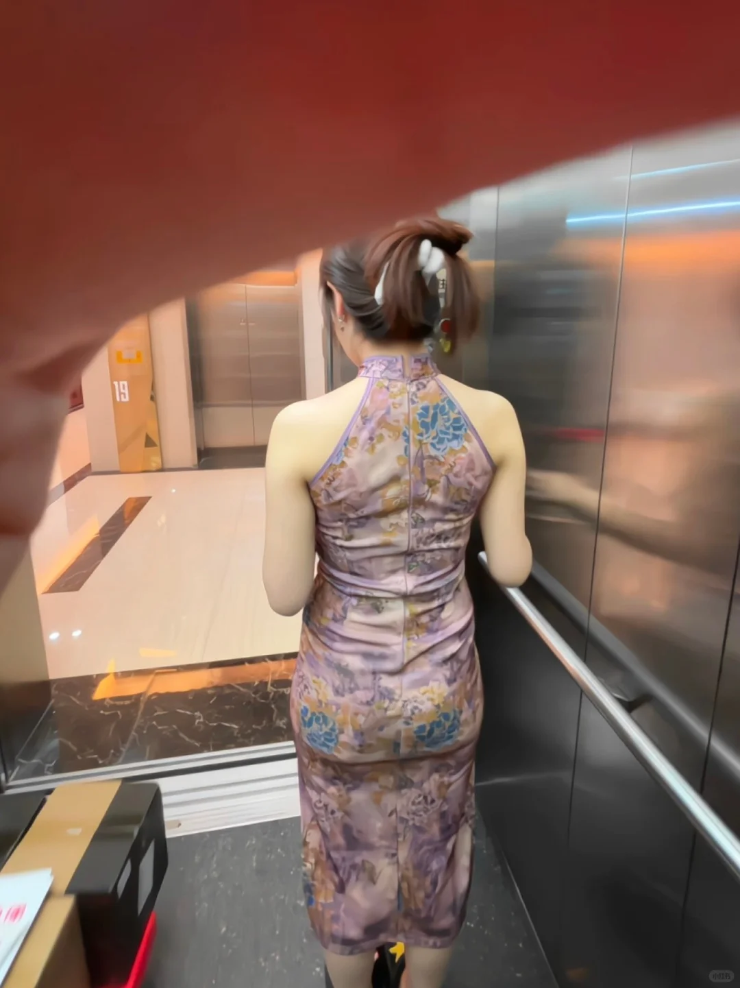 电梯一抬头真有精致土内味了，穿旗袍好内个