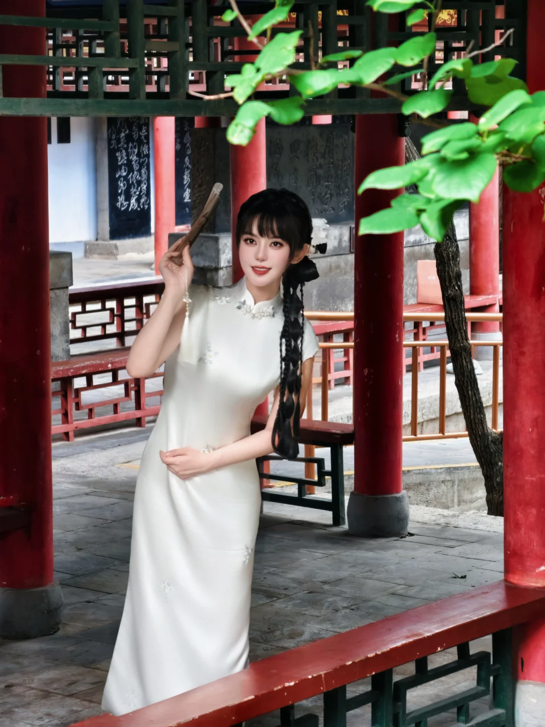 一袭白旗袍，廊间扇底皆成诗📜
