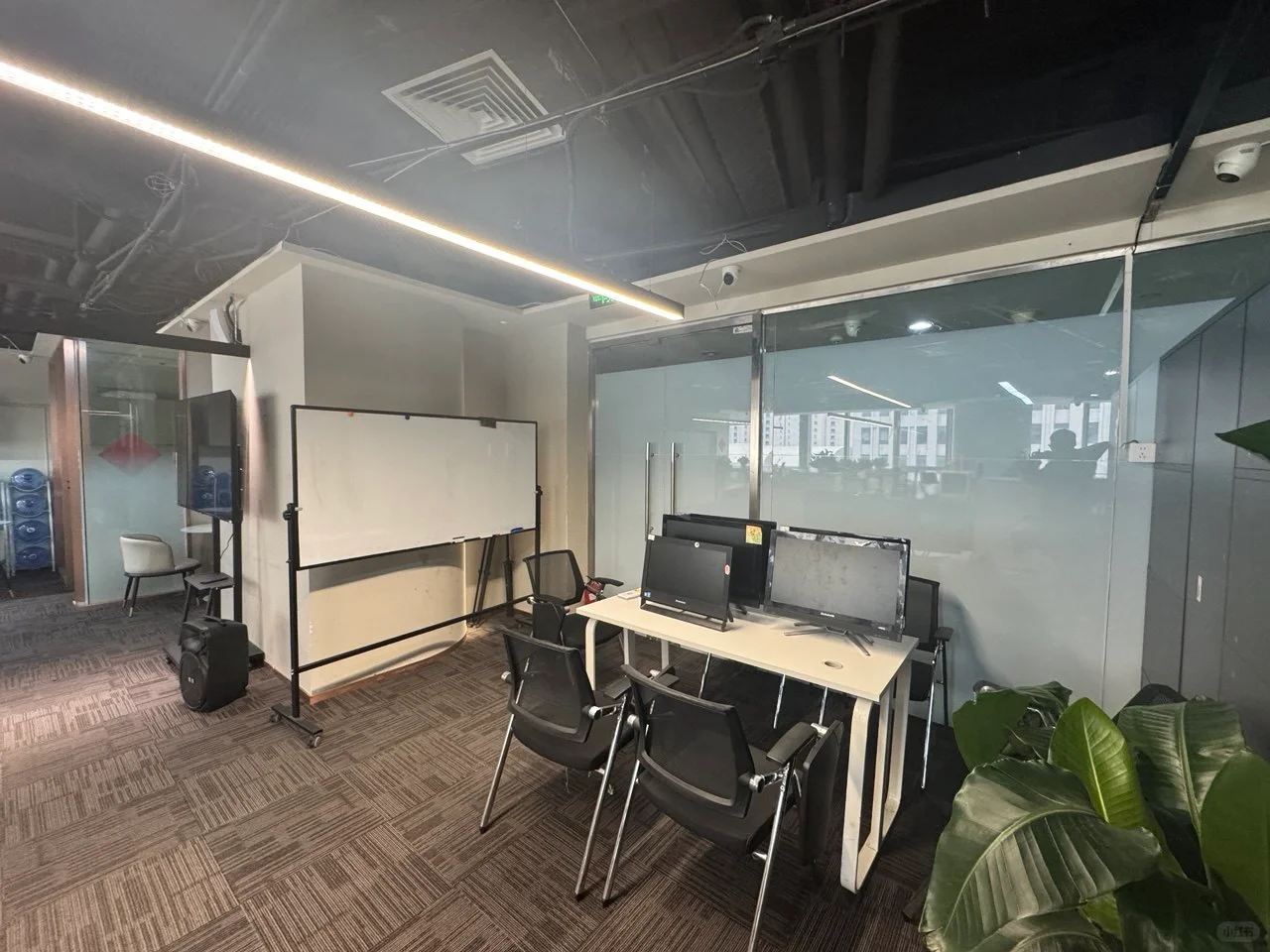 🏢财富中心办公室出租，地段优越！