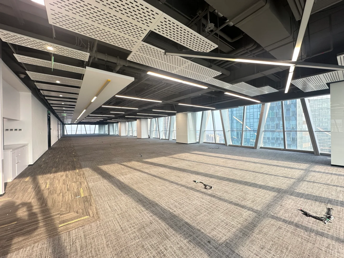 绿地中心2150㎡精装办公室出租啦！🏠✨