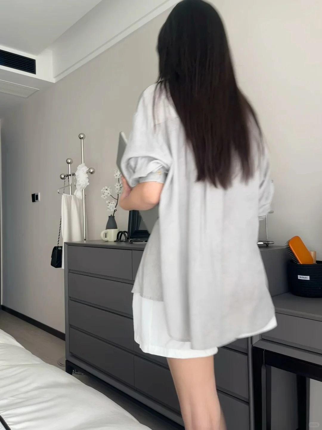 网购的小户型斗柜梳妆台，完美利用床尾空间～