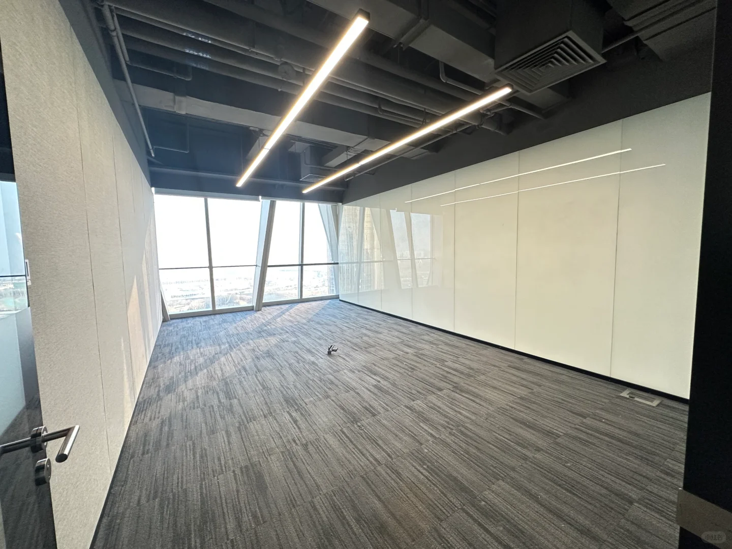 绿地中心2150㎡精装办公室出租啦！🏠✨