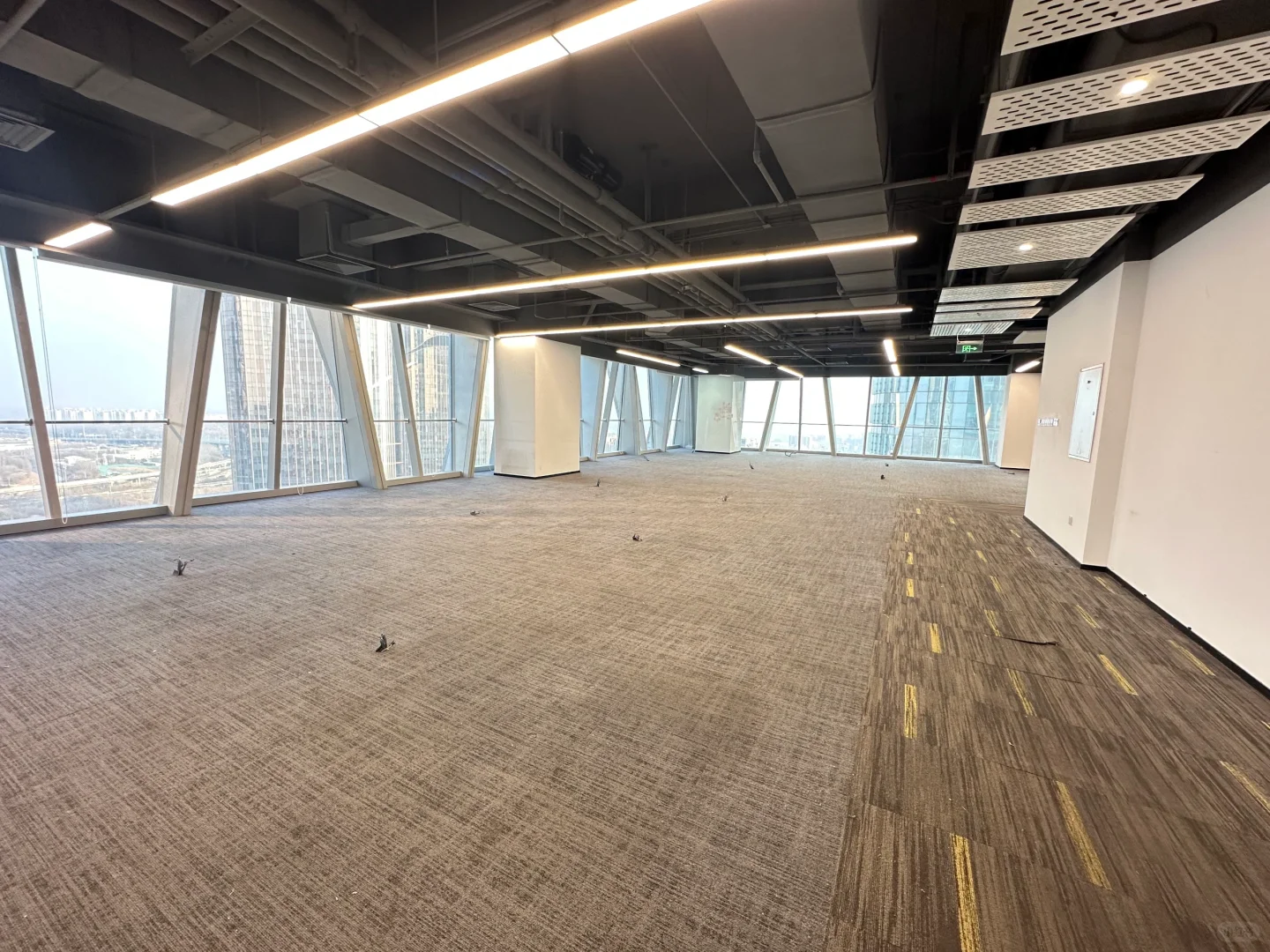 绿地中心2150㎡精装办公室出租啦！🏠✨