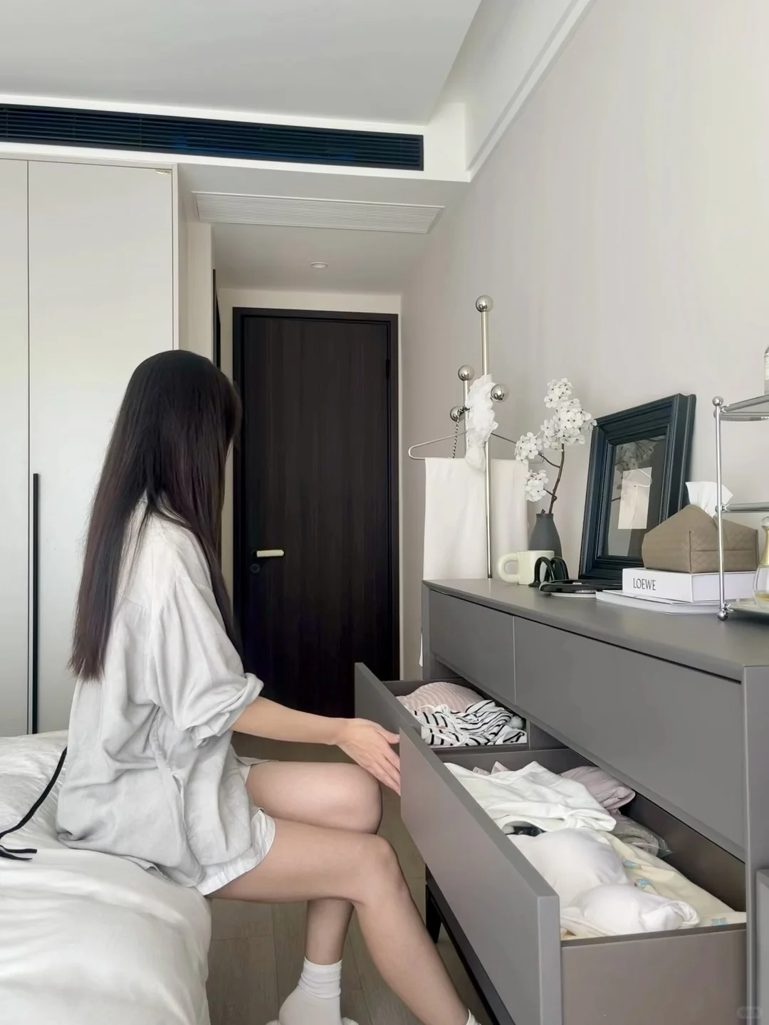 网购的小户型斗柜梳妆台，完美利用床尾空间～