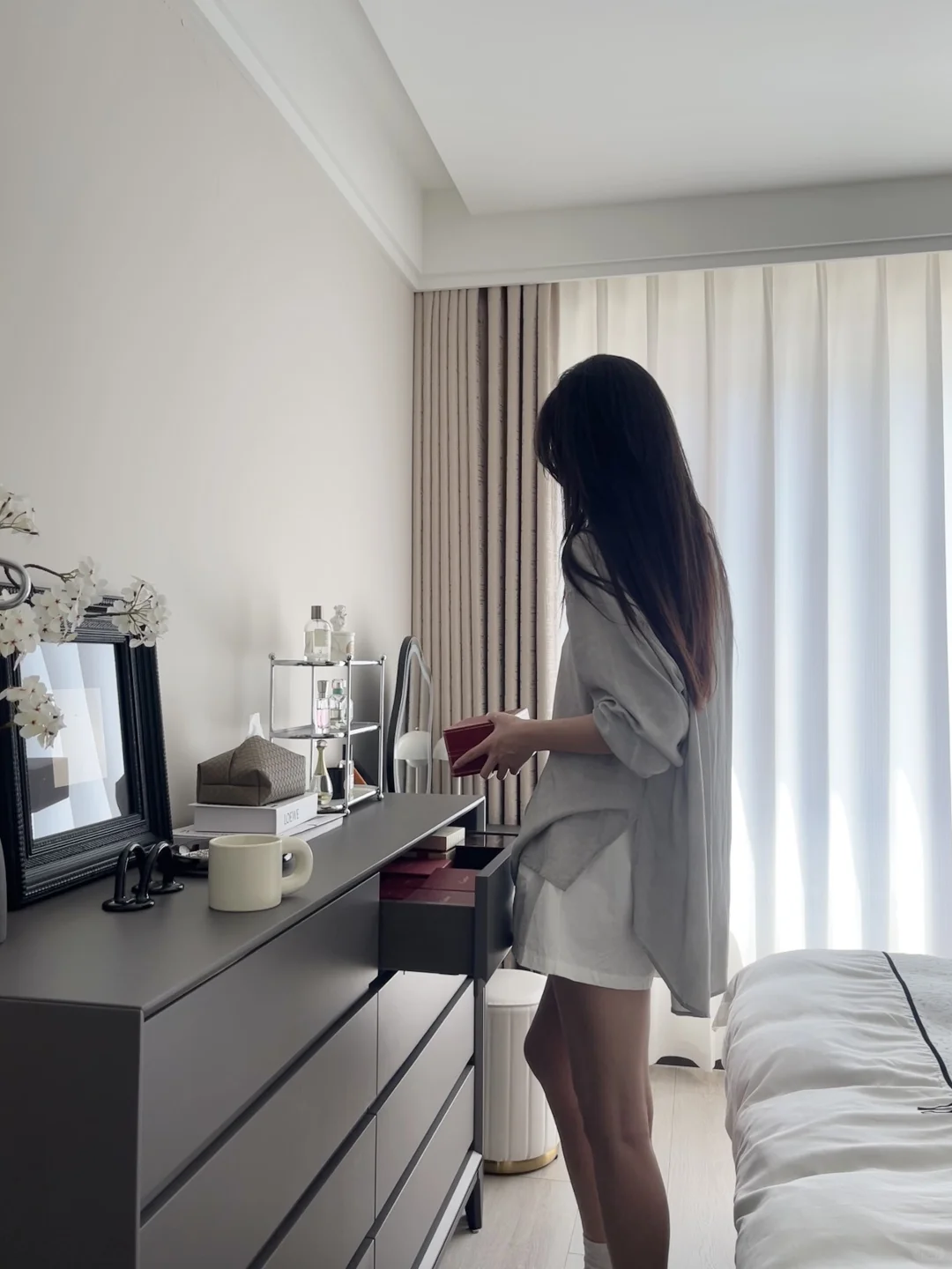 网购的小户型斗柜梳妆台，完美利用床尾空间～