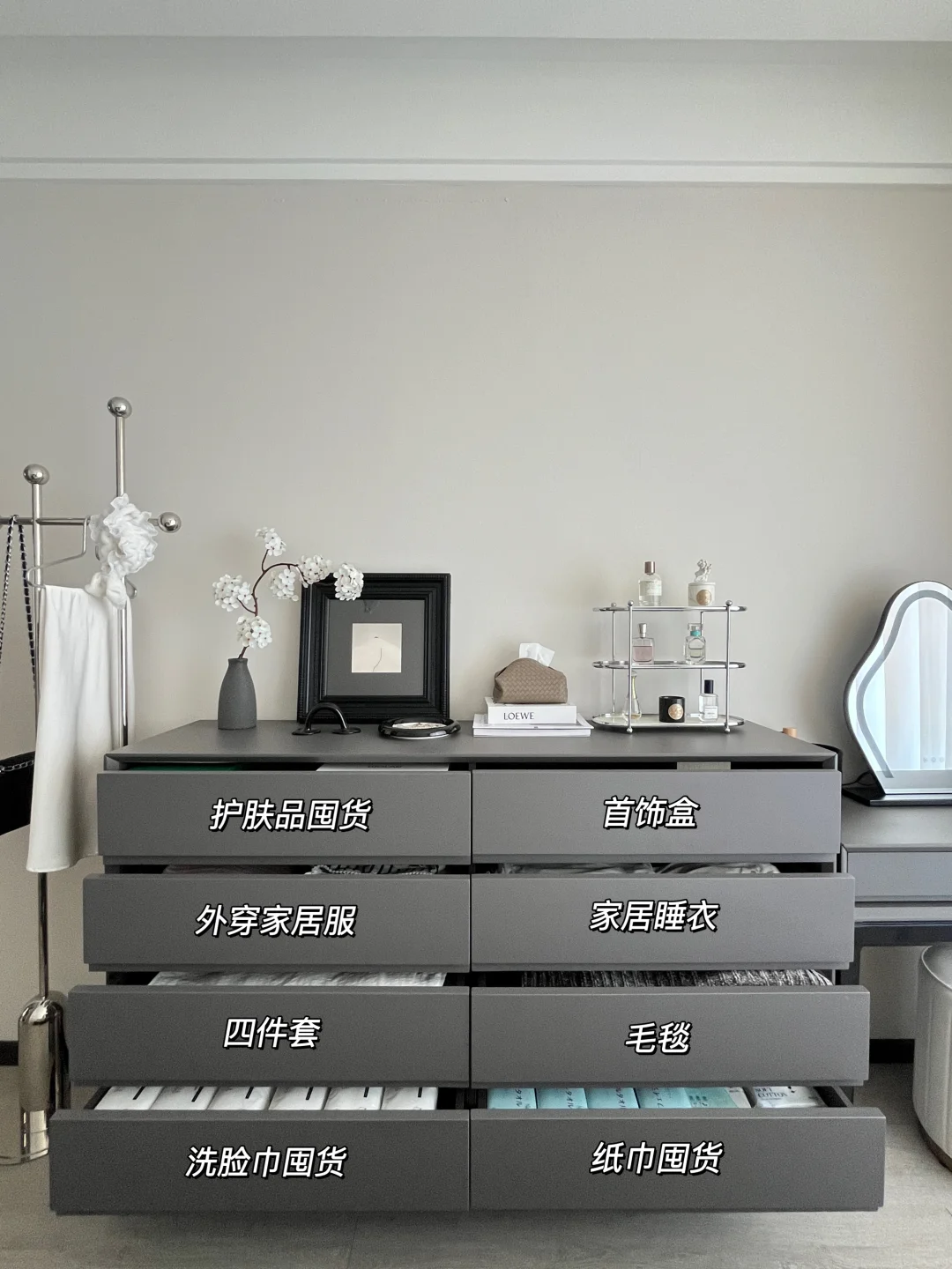 网购的小户型斗柜梳妆台，完美利用床尾空间～