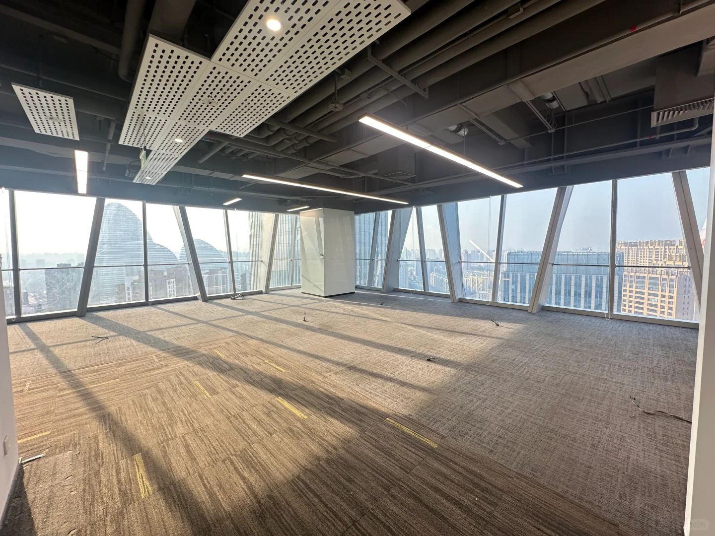 绿地中心2150㎡精装办公室出租啦！🏠✨