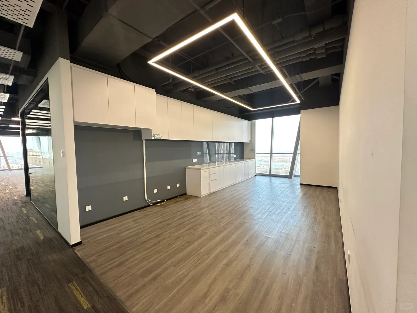 绿地中心2150㎡精装办公室出租啦！🏠✨
