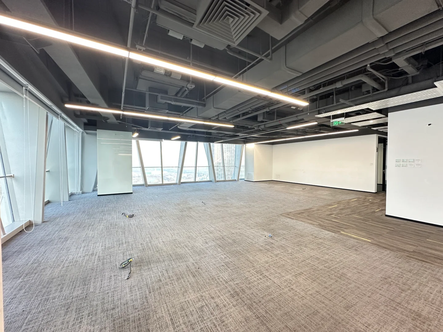 绿地中心2150㎡精装办公室出租啦！🏠✨