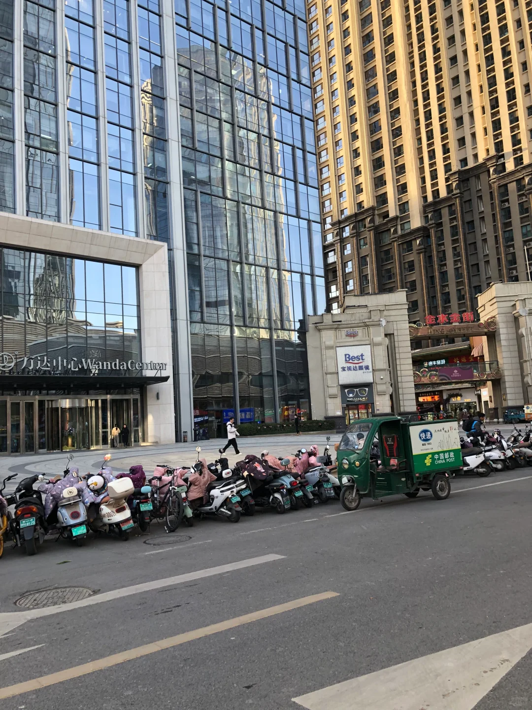 神仙工作，地铁口旁边