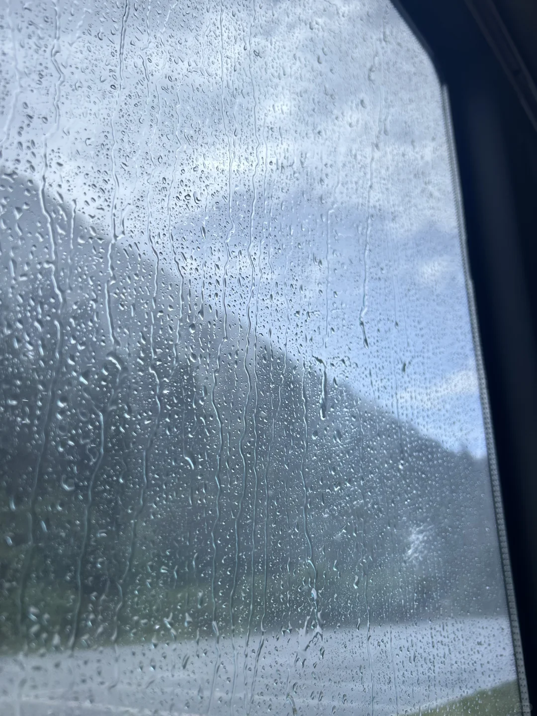 眼泪都砸不进你心里