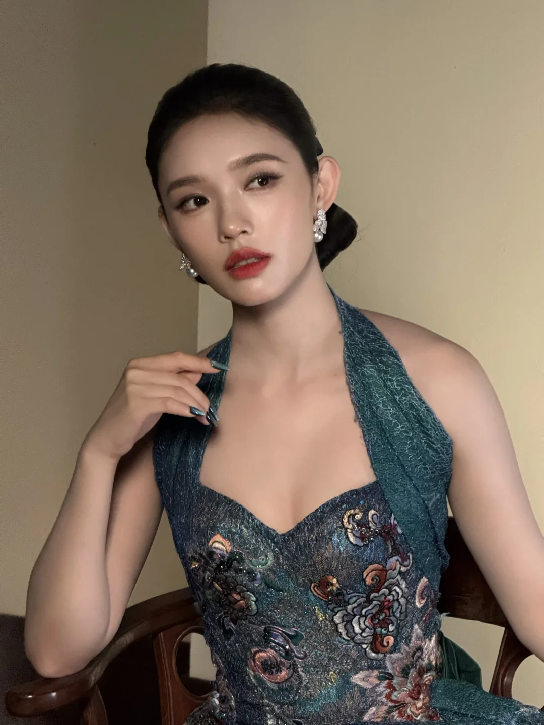 给林允化的红毯“珠翠名伶妆”｜完美的一颗头