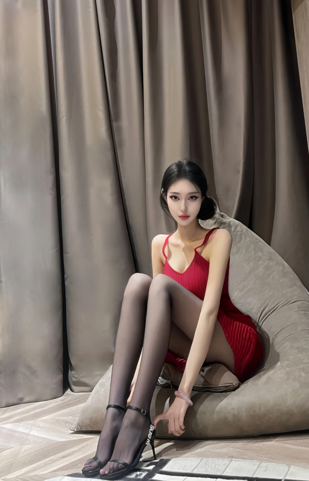 快来看御姐型美女居家拍照姿势