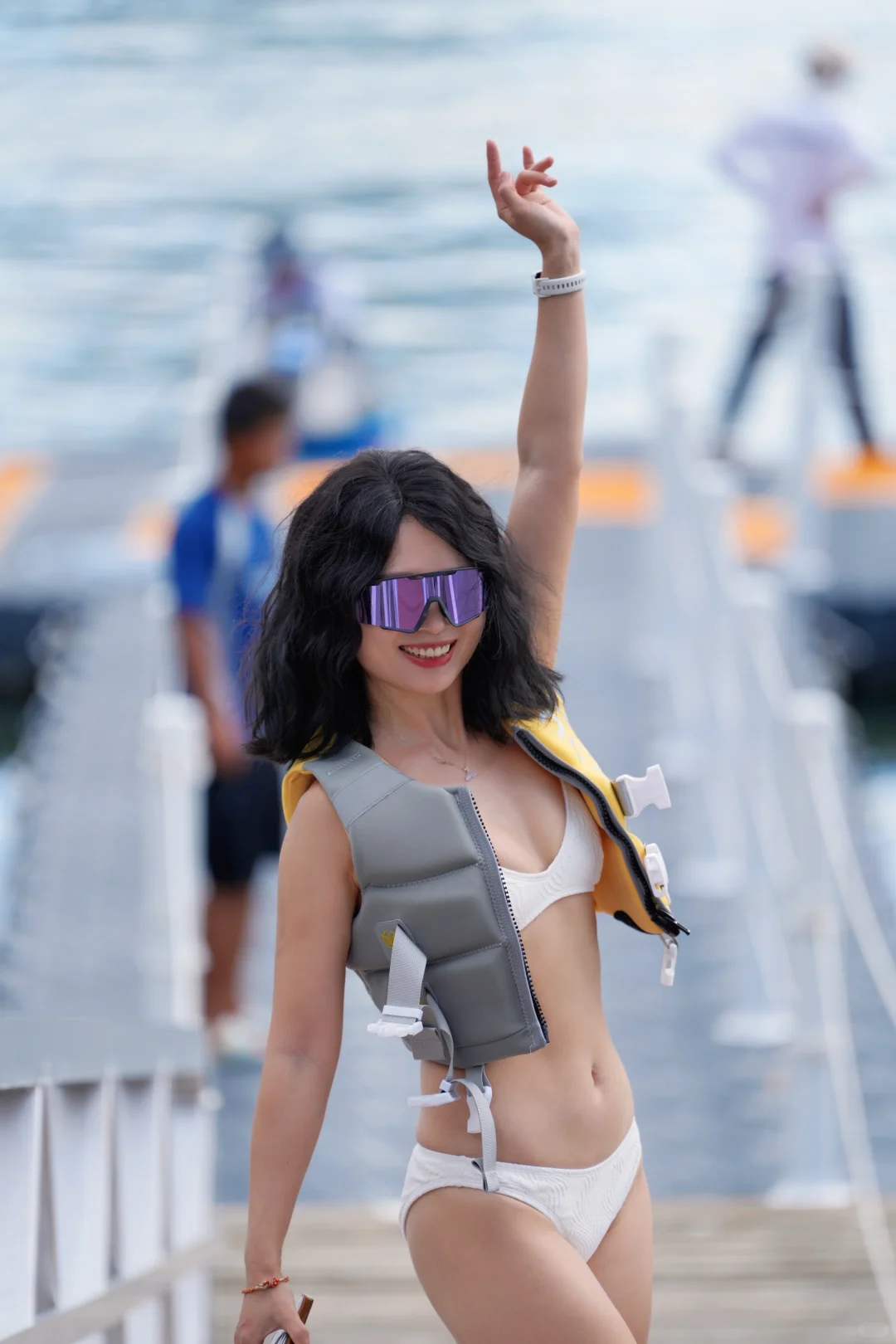 穿比基尼开摩托艇，酷到没朋友🛥️