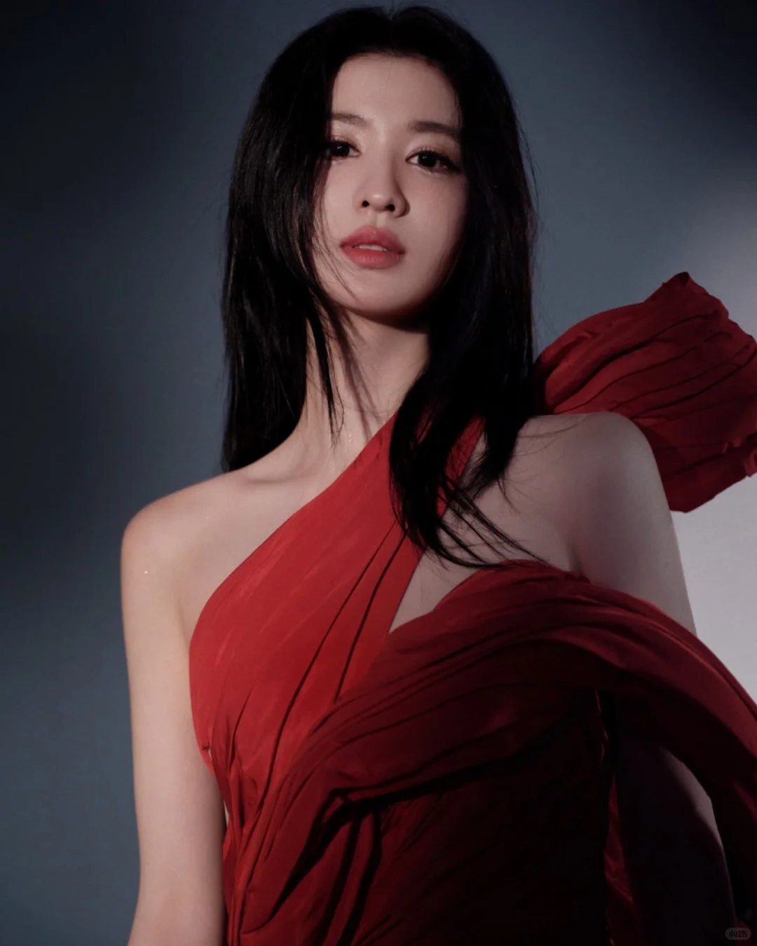 王楚然｜绯色灼灼 影光绰绰 闯入一片炽热