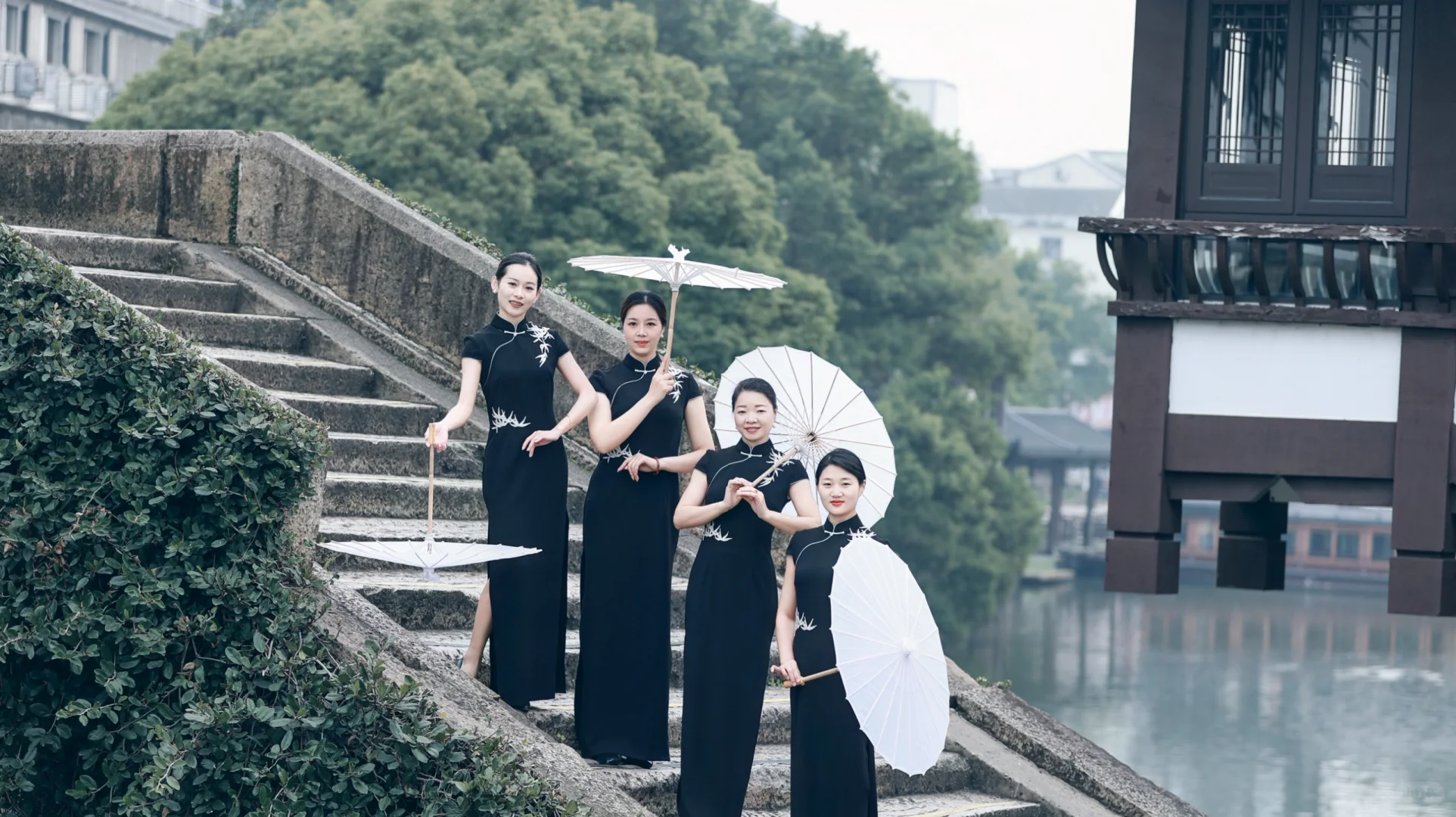 旗袍仪态