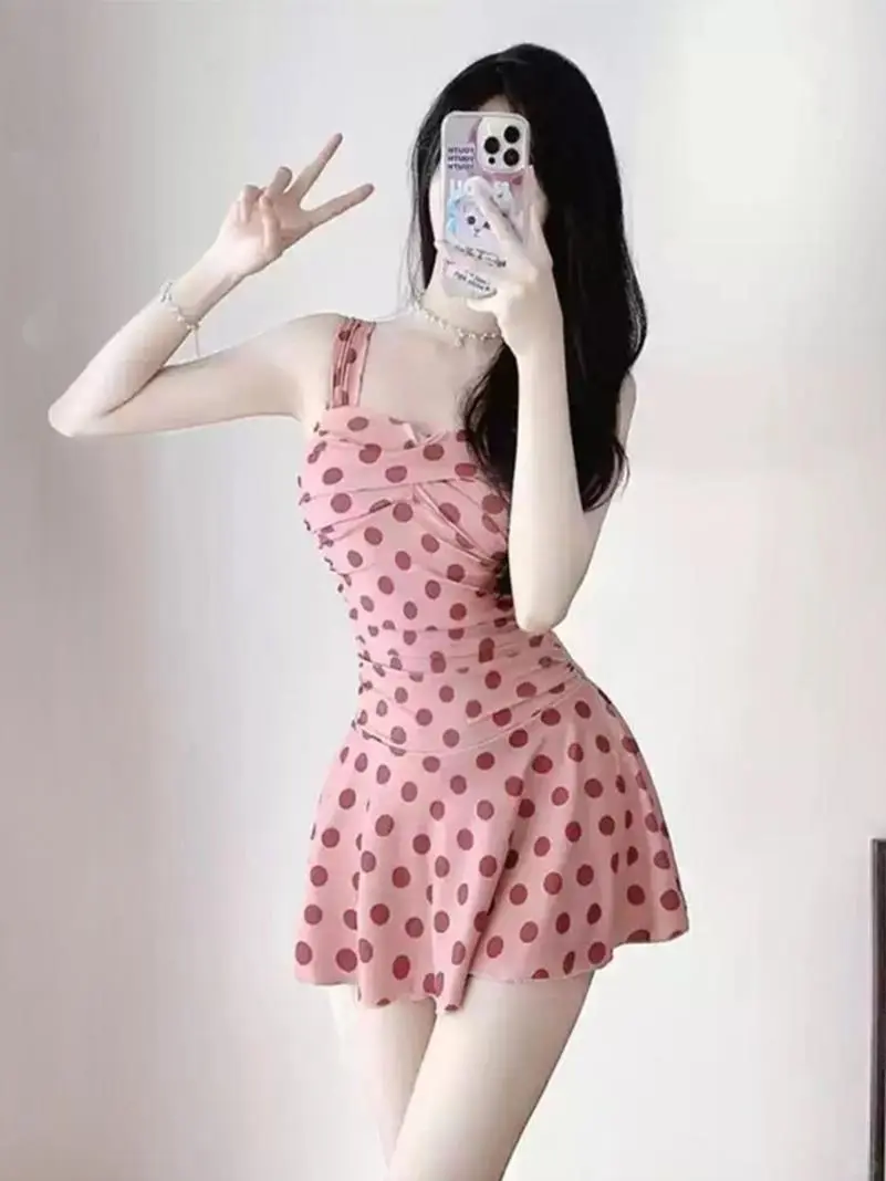 粉色波点连体泳衣也太纯欲了吧！🏖️💕
