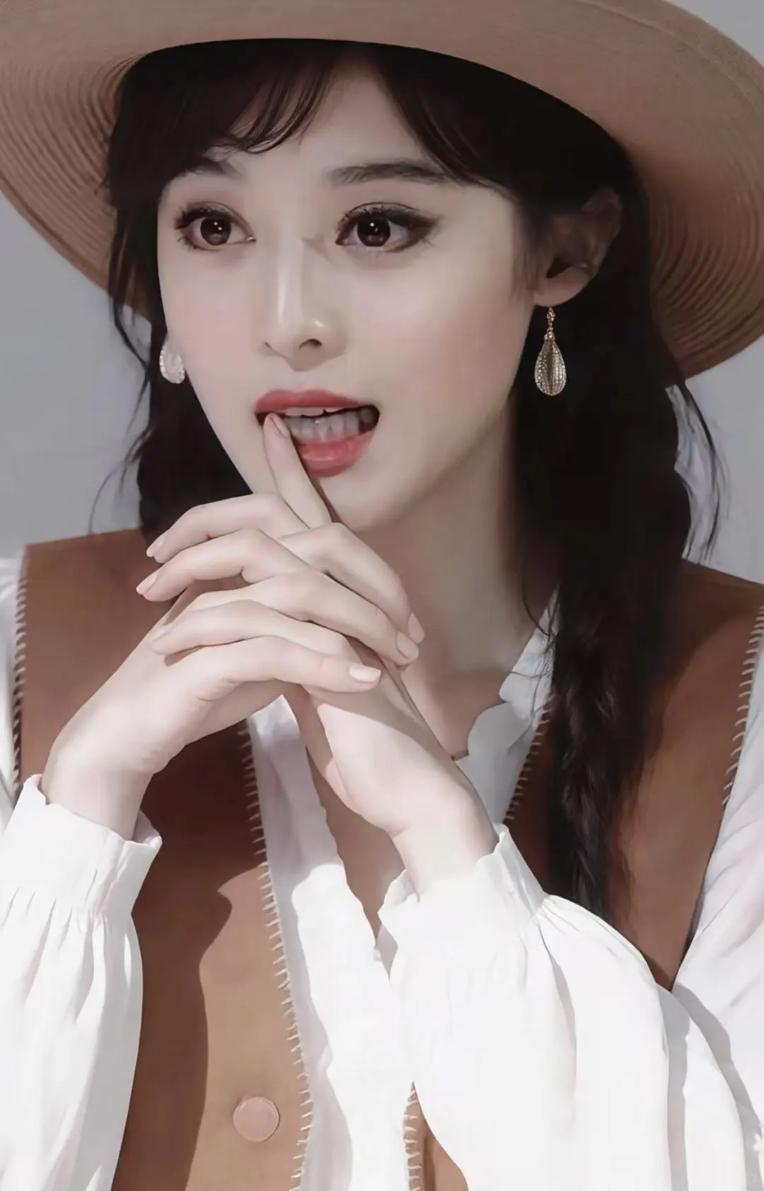 眉眼透着无辜，那时候真的好嫩❗️❗️❗️