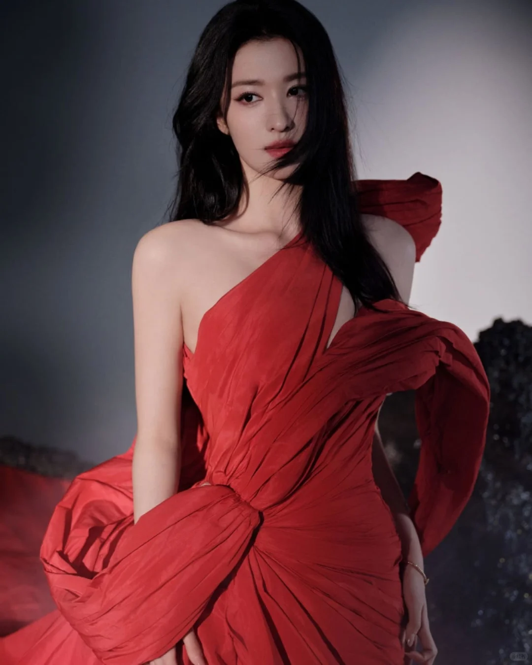 王楚然｜绯色灼灼 影光绰绰 闯入一片炽热