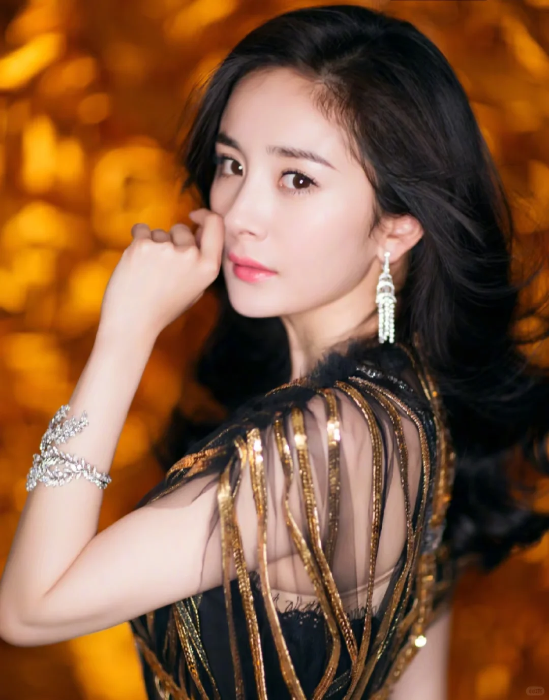 杨幂:性感女神范，你喜欢吗？