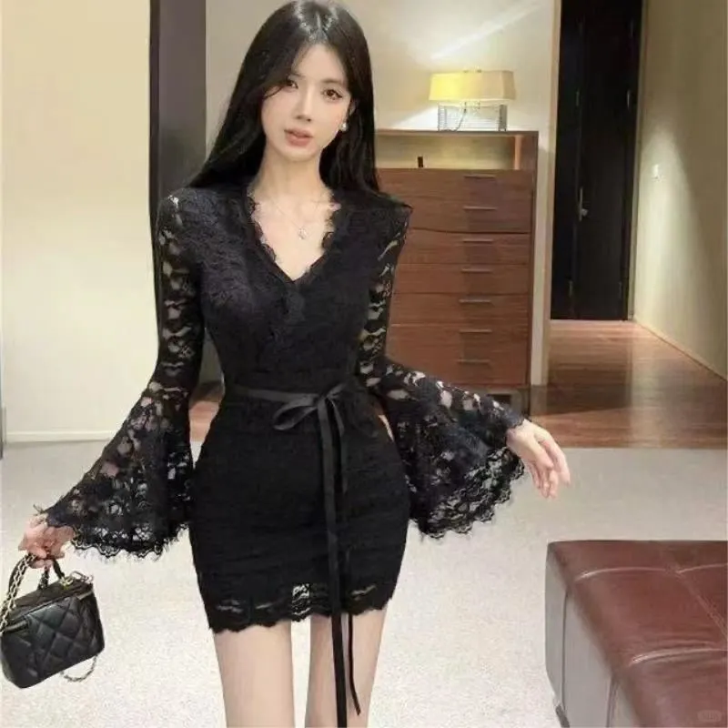 纯欲风辣妹必备！黑色蕾丝包臀短裙甜辣出圈