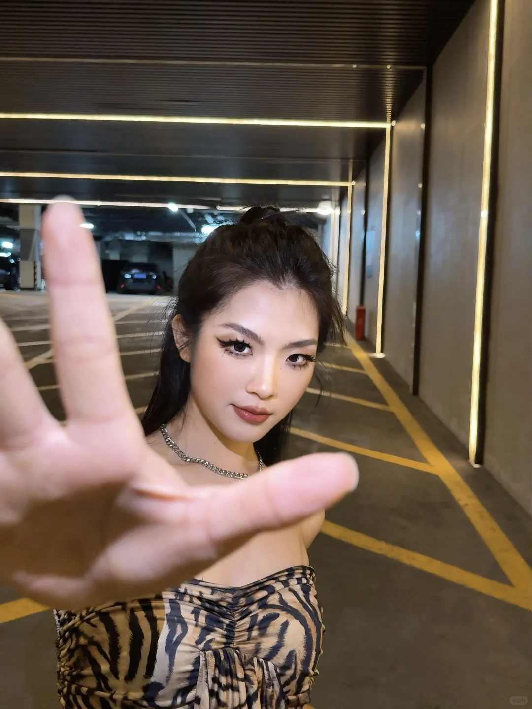 辣妹拍照姿势 | 手机实况