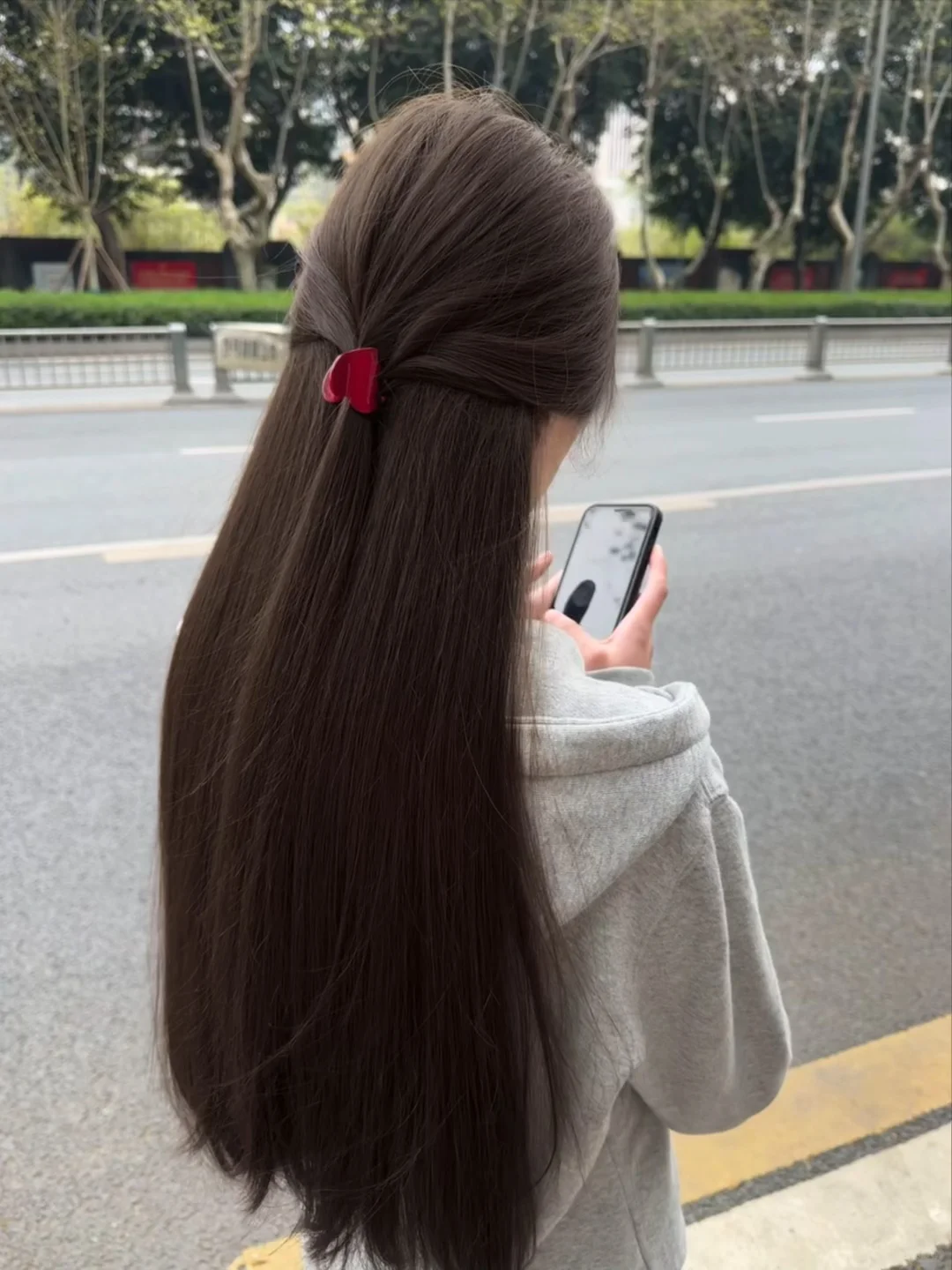 从冬天染到现在！深发色才是掌管美女感的神