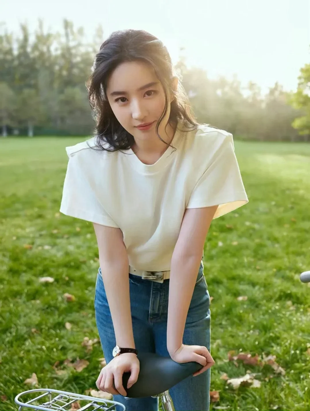 能把极简风穿搭穿出女神范儿也就只有刘亦菲