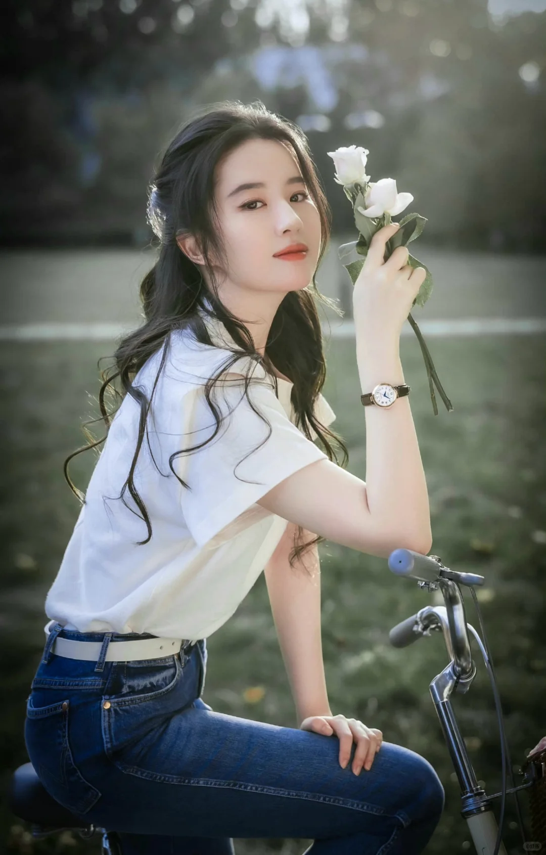 能把极简风穿搭穿出女神范儿也就只有刘亦菲