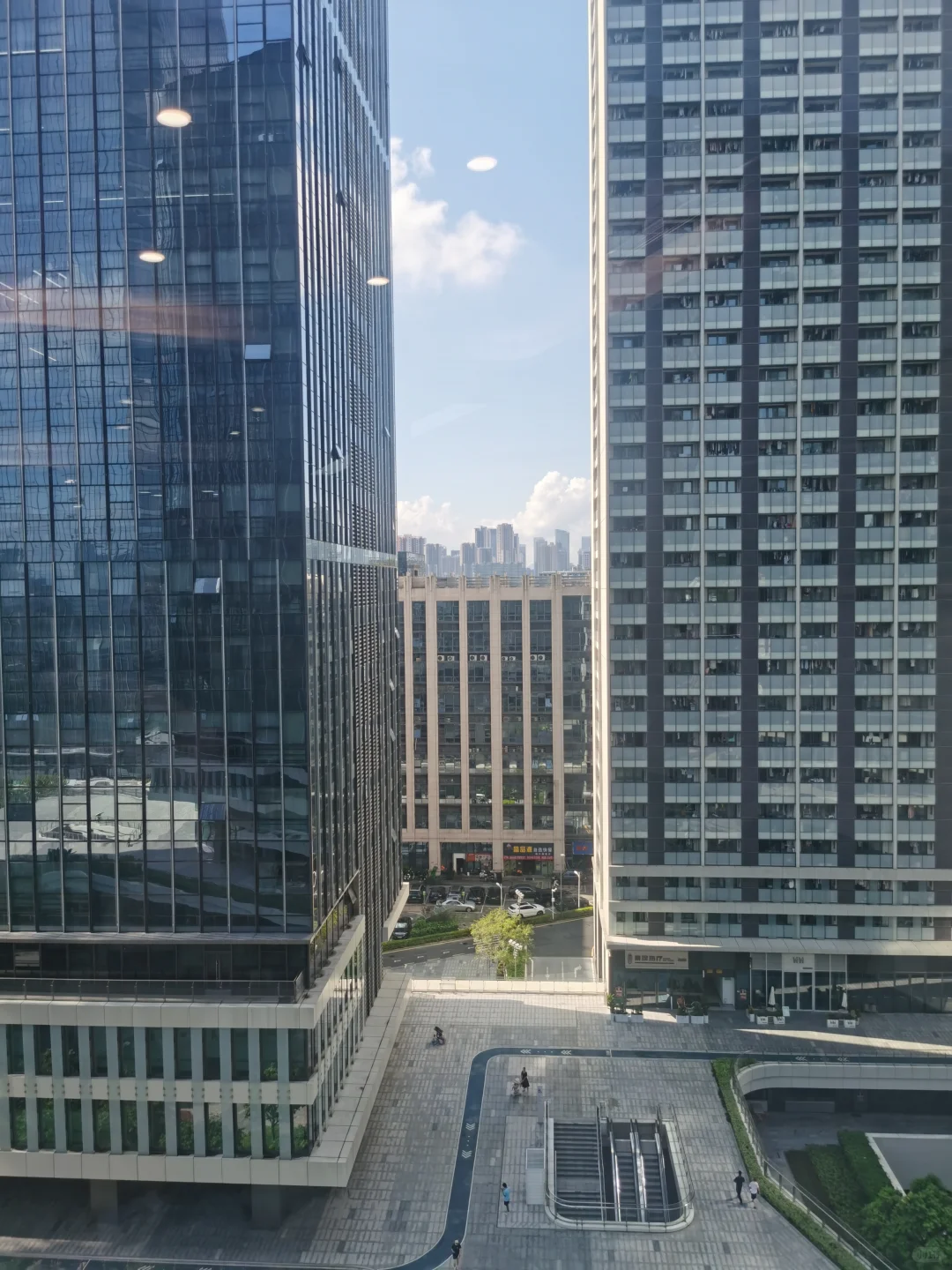 深圳南山区西丽，拔地而起的写字楼。