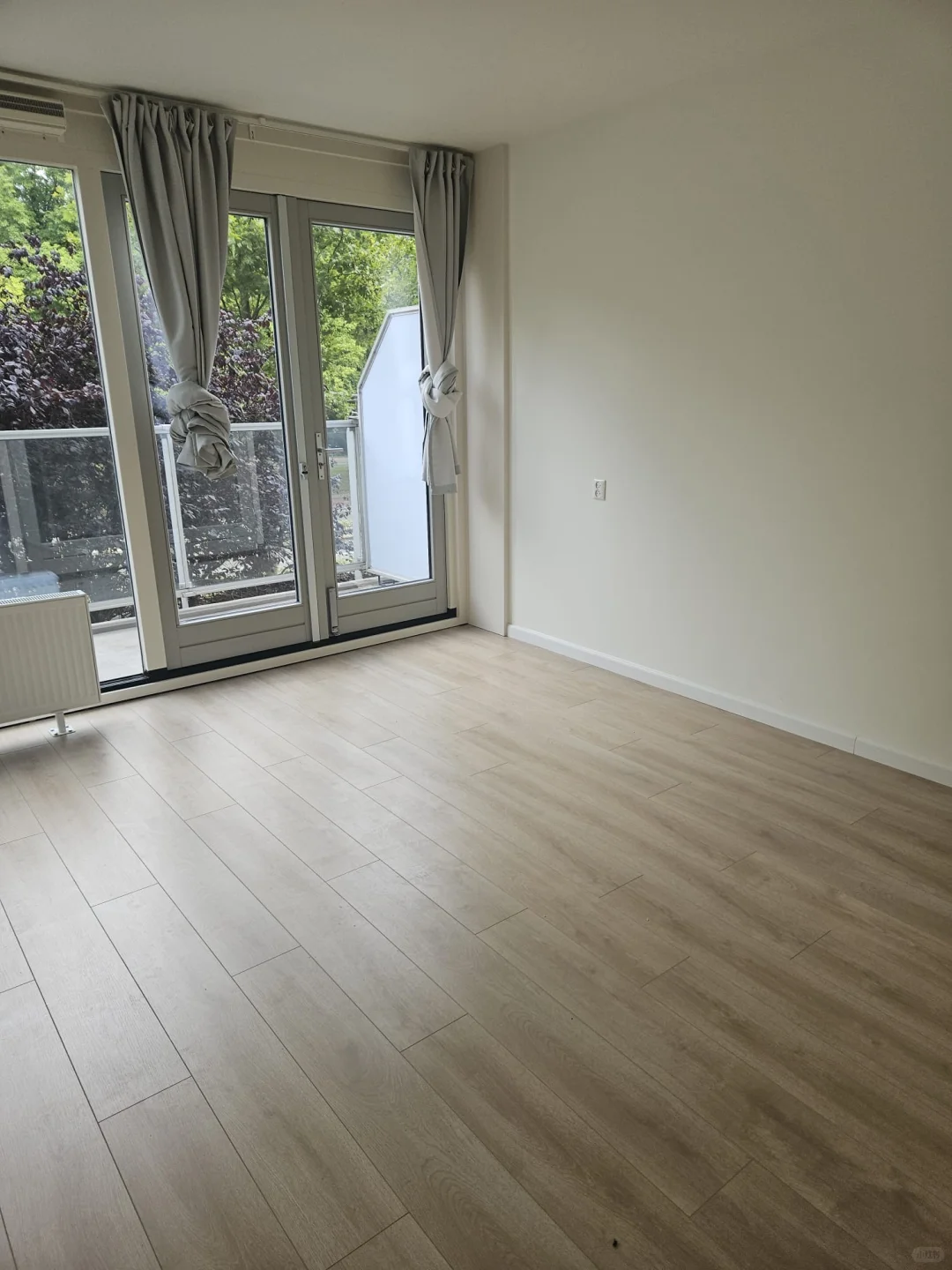 Amsterdam全新装修湖景房间出租，可报地址