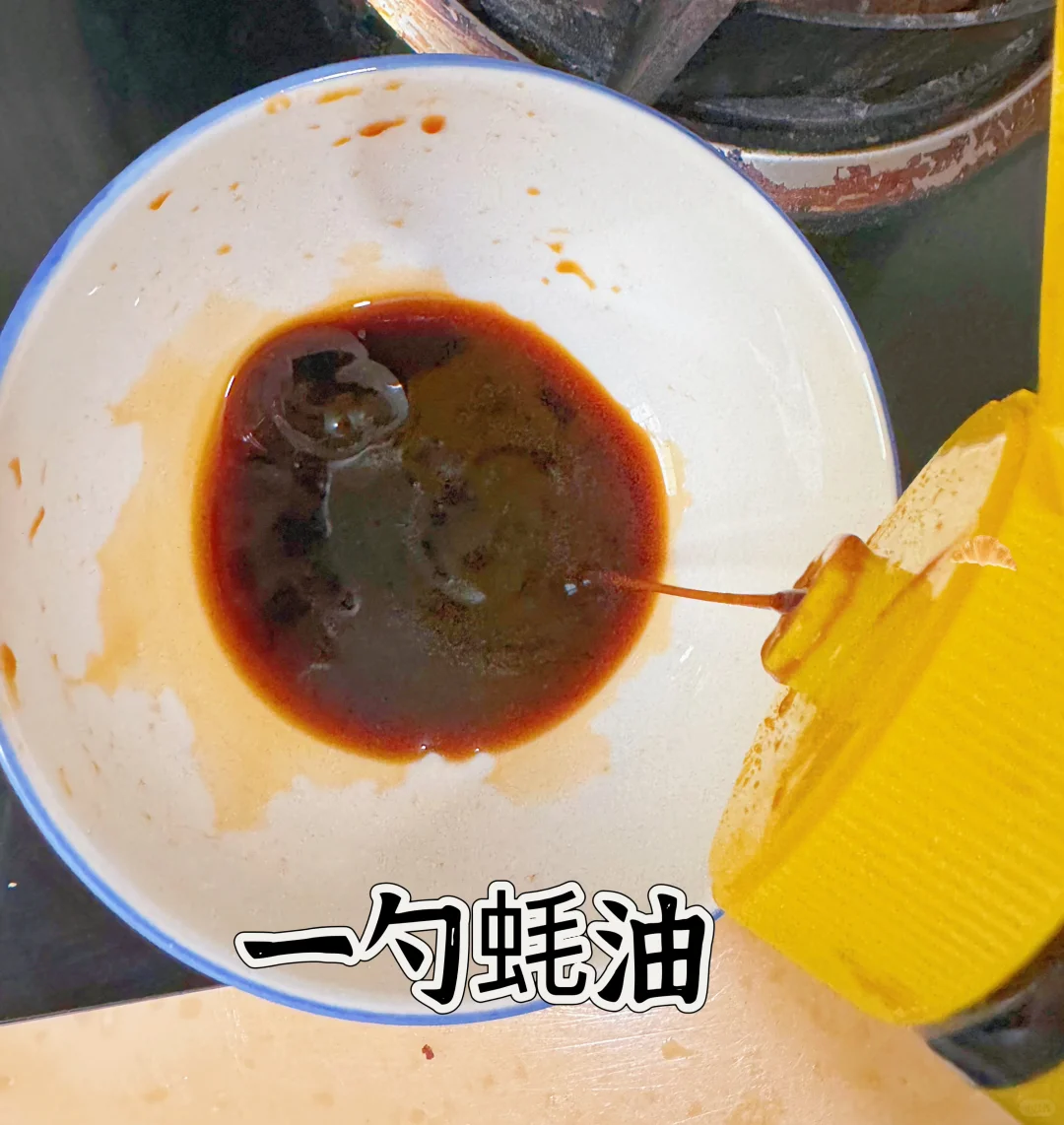 饭店秘制油爆虾，真的很诱人 ，一上桌被抢光