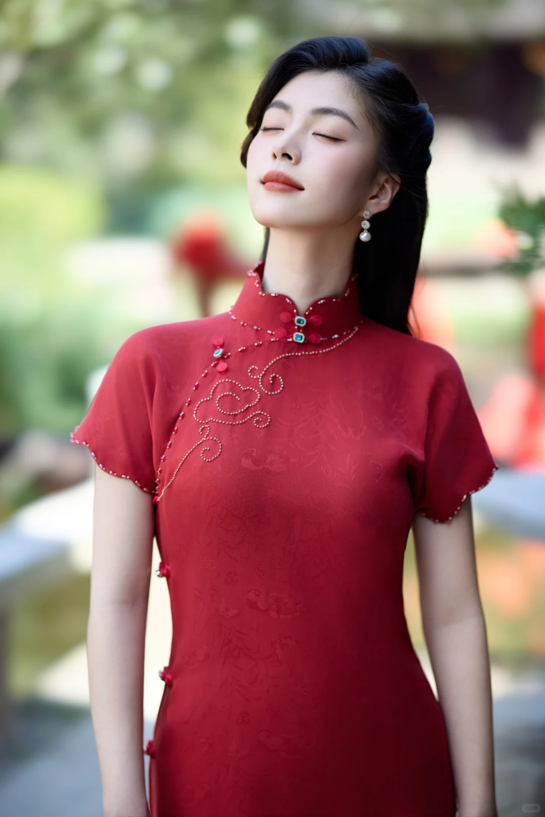 丹绮｜一袭红裳承古韵，简约低调尽奢华