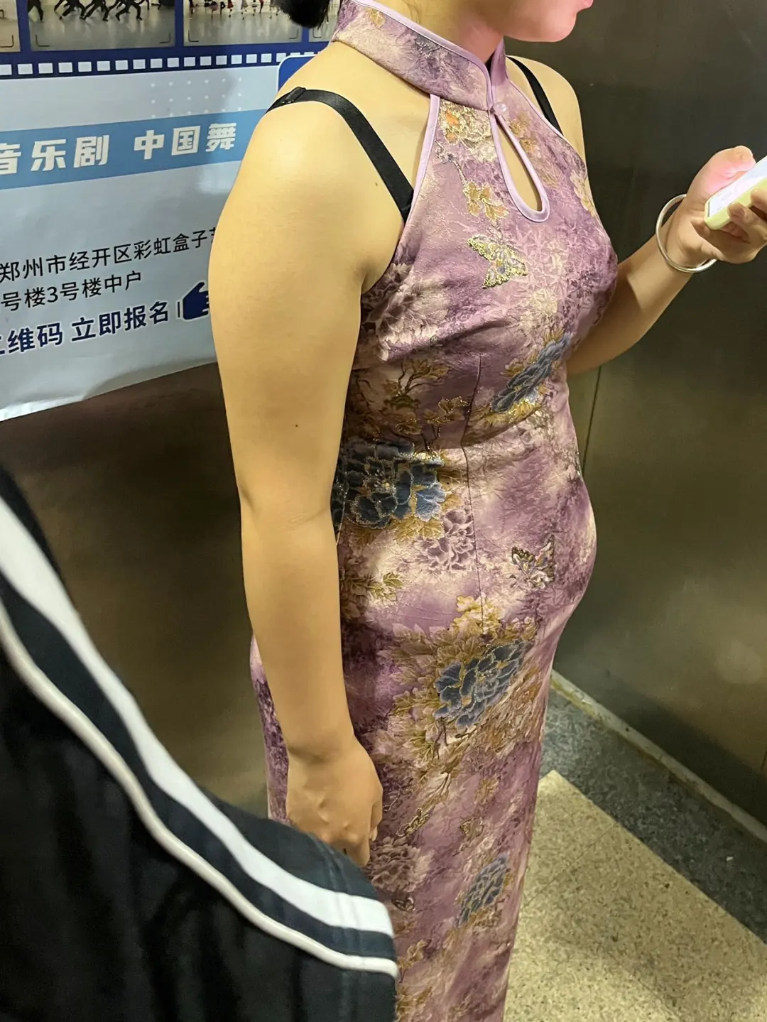 现在旗袍都是这样穿的嘛？