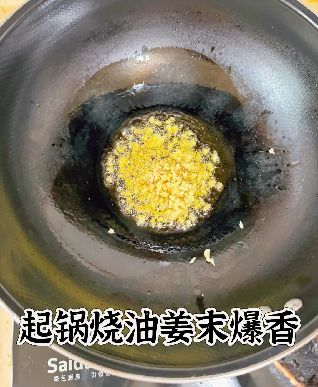 饭店秘制油爆虾，真的很诱人 ，一上桌被抢光