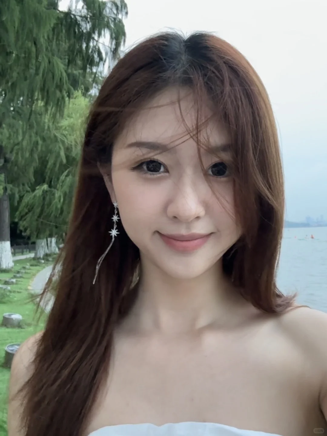 很媚
