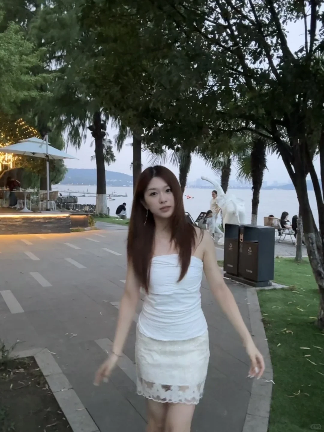 很媚