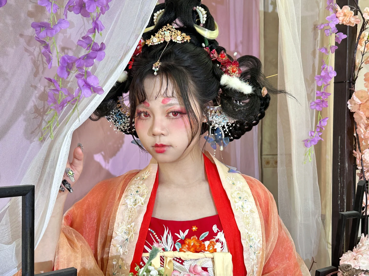 她翩翩起舞，那对娇眼让人神魂颠倒。