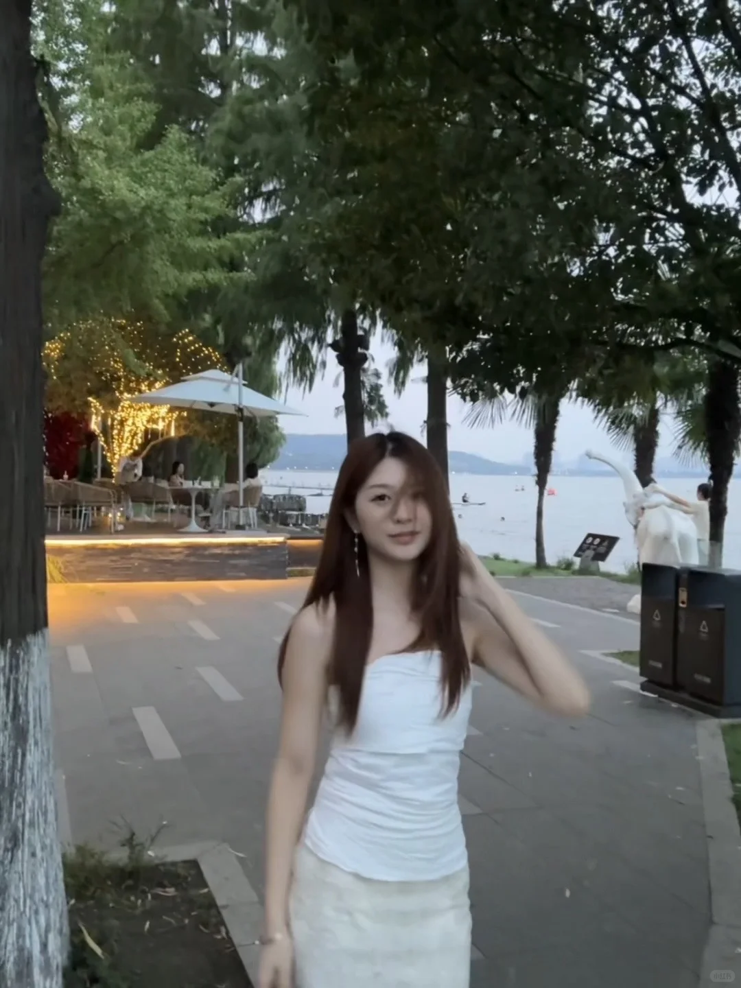 很媚