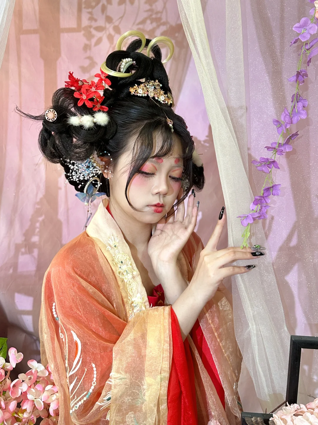 她翩翩起舞，那对娇眼让人神魂颠倒。