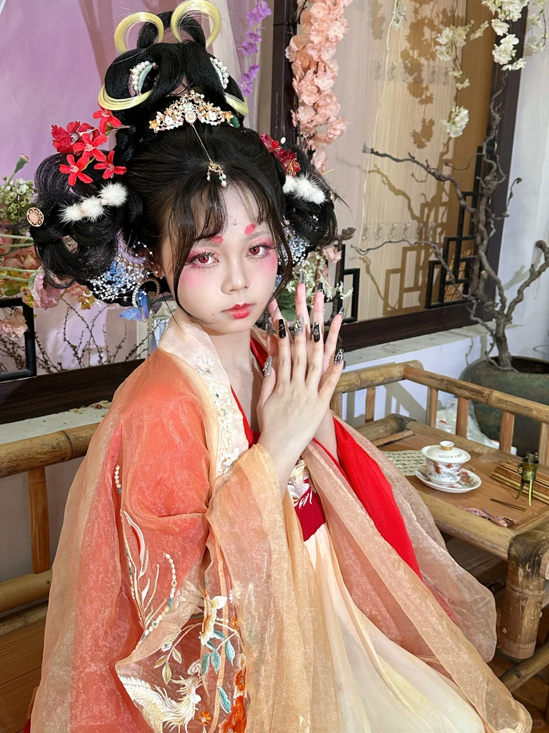 她翩翩起舞，那对娇眼让人神魂颠倒。
