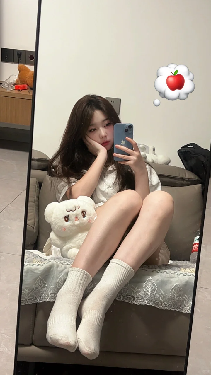 大家觉得白袜子显不显腿白