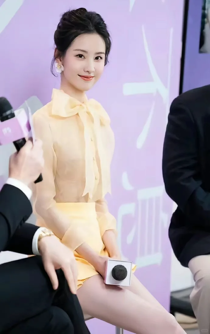 美腿配美裙💗陈都灵